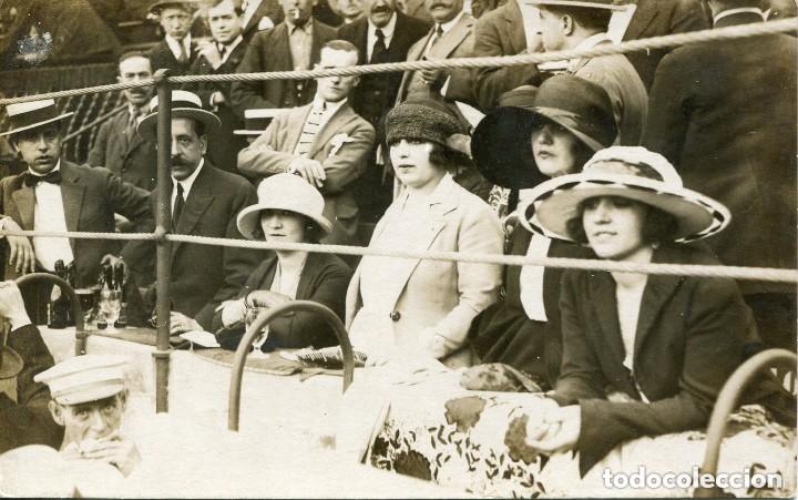 Postales: BARCELONA- PLAZA DE TOROS -ESPECTADORAS EN LA BARRERA-FOTOGR&Aacute;FICA- A&Ntilde;OS 20- MUY RARA