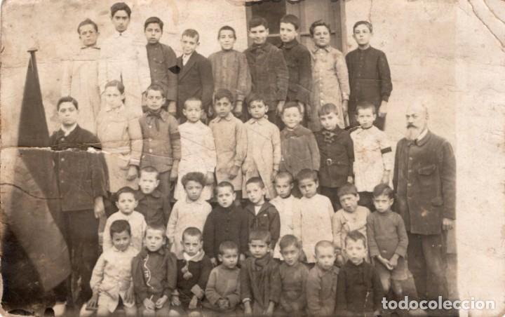Postales: cervell&oacute; ?. escolares con maestro - Foto 1