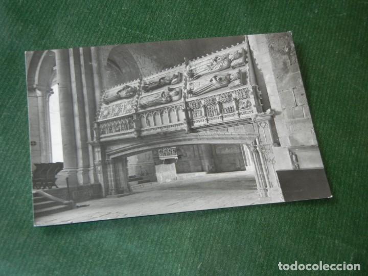 Postales: MONASTERIO DE POBLET - LAS TUMBAS REALES - CLISE PLASENCIA PO 1958 - CIRCULADA 1964