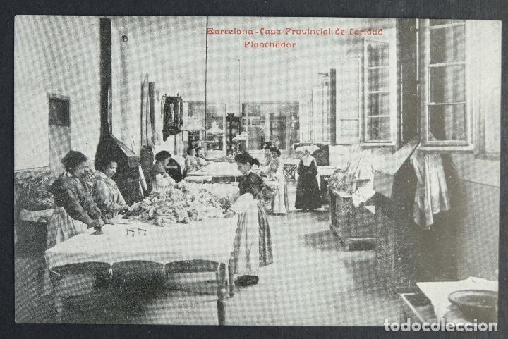 Postales: Postal original-Barcelona, casa provincial de caridad. Planchador
