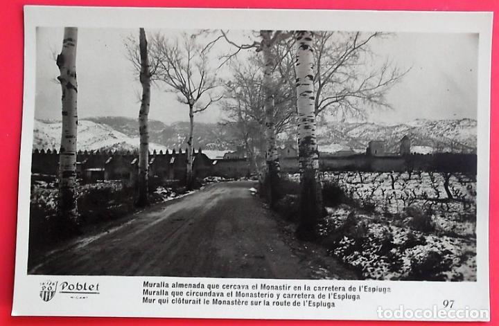 Postales: Poblet. 97 Muralla almenada que circundava el Monasterio y carretera de l'Espluga. Nueva. Blanco/Neg