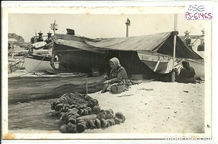 Postales: (PS-61465)POSTAL FOTOGRAFICA DE SANT FELIU DE GUIXOLS-REMENDADORA DE REDES,A&Ntilde;O 1936.FOTO BOLEDA