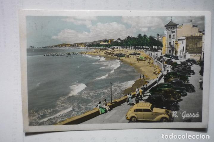 Postales: postal sitges playa y paseo-circulada coloreada - Foto 1