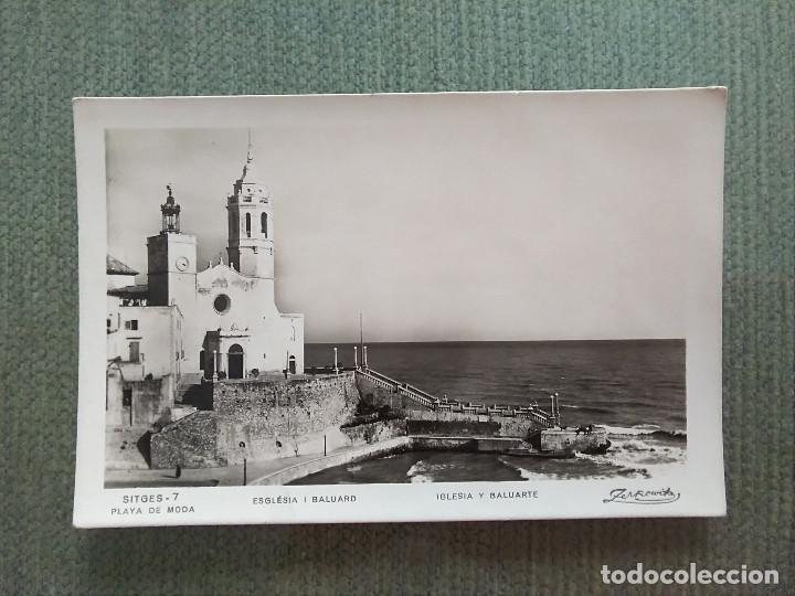 Postales: POSTAL SITGES PLAYA DE MODA IGLESIA Y BALUARTE - Foto 1