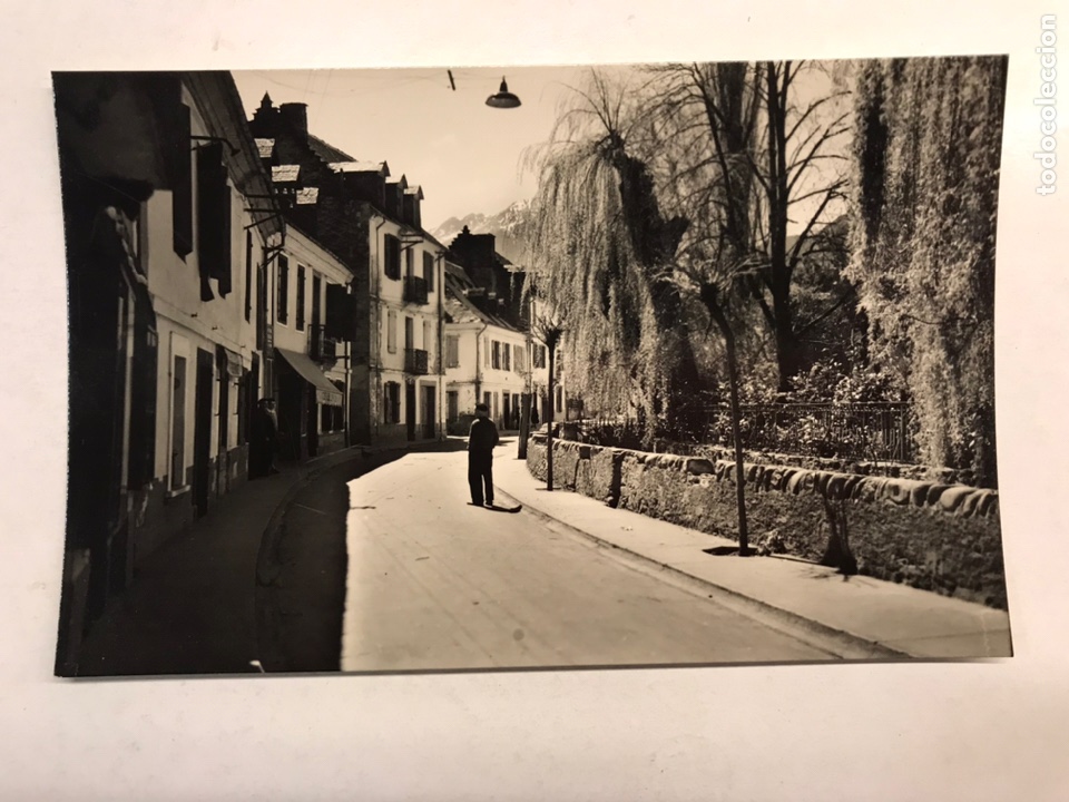 Postales: VALLE DE ARAN (Lerida) Postal No.51 Calle de los Ba&ntilde;os. Edita: foto M. Bonamusa (h.1950?) S/C.