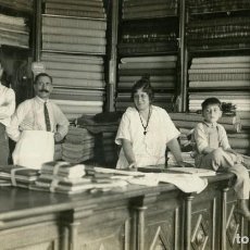 Postales: TIENDA DE TEJIDOS-FAMILIA PROPIETARIOS-FOTOGRÁFICA AÑOS 1920 -MUY RARA
