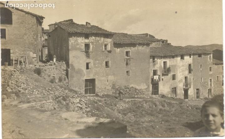 Postkarten: POSTAL FOTOGRAFICA DE CASTELLFULLIT DE RIUBREG&Oacute;S - VISTA DEL POBLE AMB NEN- SIN CIRCULAR.