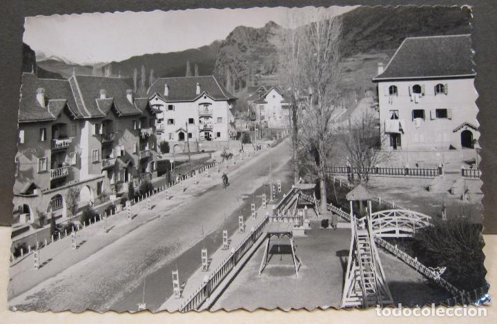 Postales: POSTAL PONT DE SUERT. N&ordm; 3 VISTA PARCIAL Y PARQUE INFANTIL. CIRCULADA. 1959. 8,5 X 13,5 CM
