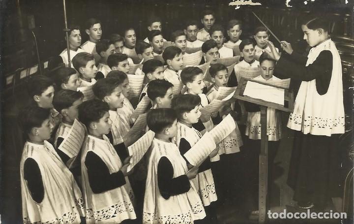 Postkarten: Montserrat. La Escolan&iacute;a cantando la Salve. Dom Ripol. 1956. 9x14 cm. Escrita detr&aacute;s y sello. Postal
