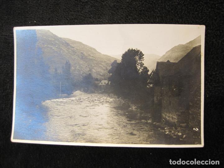 Postales: VALL D'ARAN-ORILLAS DEL GARONA EN LES-FOTOGRAFICA-POSTAL ANTIGUA-(78.467)