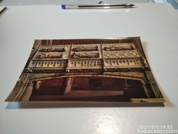 Postales: Monasterio de Poblet sepulcro