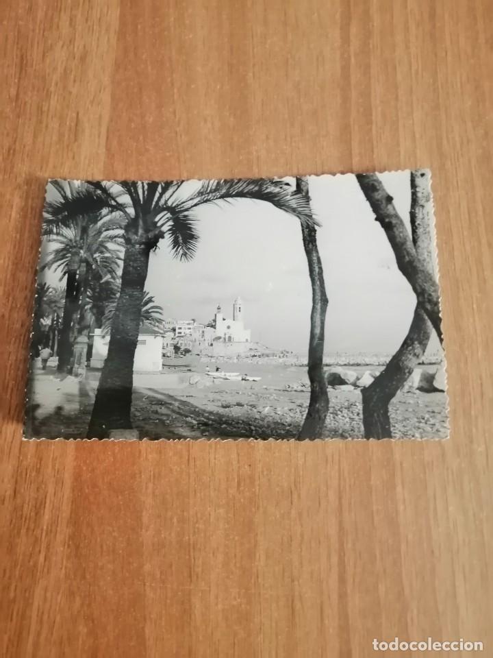 Postales: POSTAL SITGES LA IGLESIA DESDE LA RIBERA CIRCULADA - Foto 1