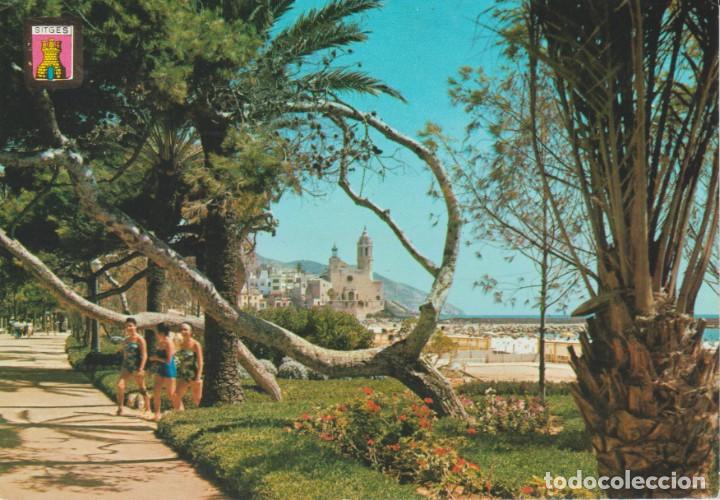Postales: (233) SITGES . PASEO DE LA RIBERA E IGLESIA - Foto 1