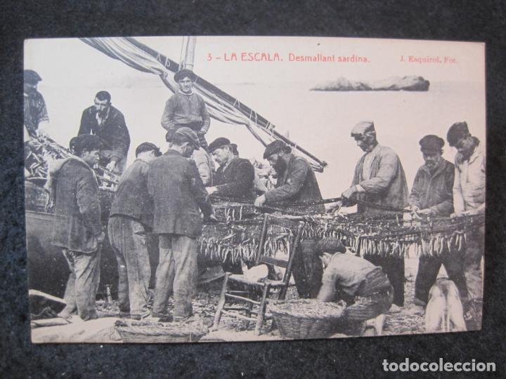 Cartoline: LA ESCALA-DESMALLANT SARDINA-THOMAS-FOT J.ESQUIROL-3-POSTAL ANTIGUA-(83.995)