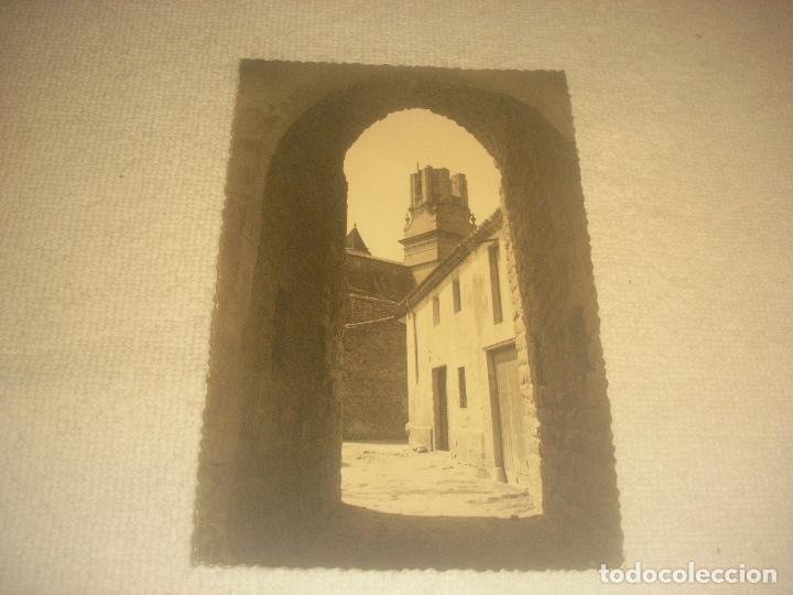 Postales: TORROELLA DE MONTGRI , 250 , EL PORTAL DE SANTA CATARINA . FOTO S. MARTI , SIN CIRCULAR.