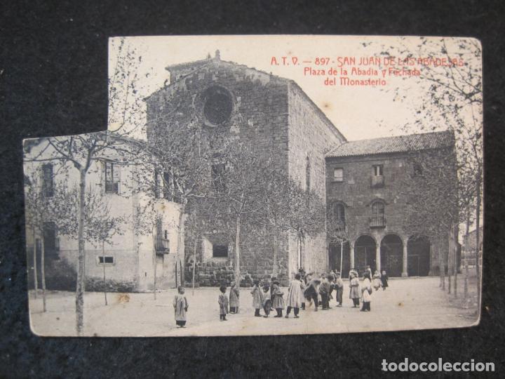 Postales: SAN JUAN DE LAS ABADESAS-PLAZA DE LA ABADIA Y FACHADA-ATV 897 A.T.V.-POSTAL ANTIGUA-(85.398)