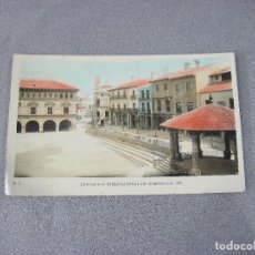 Postales: POSTAL COLOREADA DE LA EXPOSICIÓN INTERNACIONAL DE BARCELONA. B-6 ASPECTO PLAZA MAYOR PUEBLO ESPAÑOL. Lote 300736368