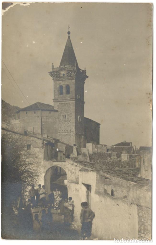 Cartes Postales: POSTAL FOTOGRAFICA: ENTRADA AL PUEBLO CON PERSONAJES. A&Ntilde;OS 20. sin circular