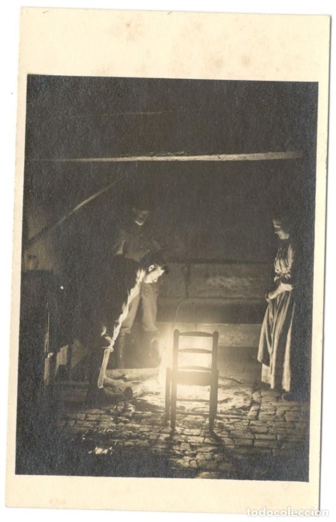 Cartoline: POSTAL FOTOGRAFICA: ALREDEDOR DEL FUEGO. sin circular. a&ntilde;os 20.