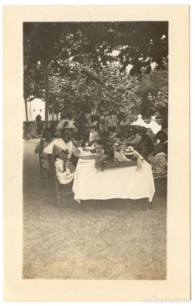 Postkarten: POSTAL FOTOGRAFICA: COMIDA FAMILIAR - A&Ntilde;OS 20 - sin circular