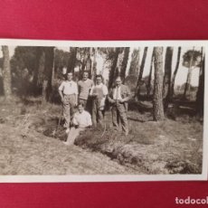 Postales: ANTIGUA FOTOGRAFIA FAMILIAR EN EL BOSQUE. LA ROCA 1931. BARCELONA.. Lote 314873668