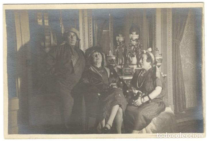 Cartoline: POSTAL FOTOGRAFICA: PERSONAJES EN UN SAL&Oacute;N - A&Ntilde;OS 10 - sin circular