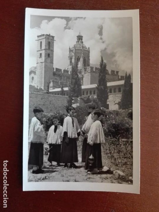 Postales: TARJETA POSTAL -MONASTERIO DE SANTES CREUS - TARRAGONA- MONAGUILLOS EN VISTA POSTERIOR- NO CIRCULADA