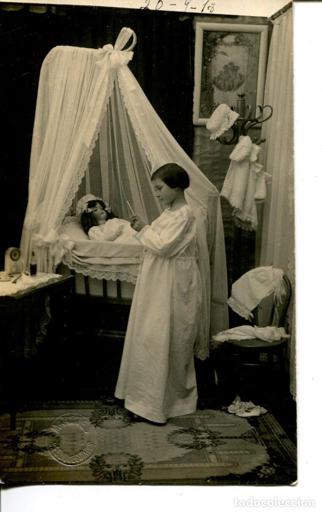 Postales: SAN FELIU DE GUIXOLS-NI&Ntilde;A DURMIENDO A SU MU&Ntilde;ECA-A&Ntilde;O 1918-FOTOGR&Aacute;FICA MANETES