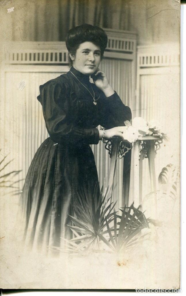 Postales: BARCELONA-SAN ANDR&Eacute;S DE PALOMAR-JOVEN EN EL ESTUDIO-FOTOGR&Aacute;FICA ROVIRA
