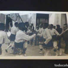 Postales: SAN QUINTIN DE MEDIONA BARCELONA 1944 POSTAL FOTOGRAFICA FIESTAS DANZA DE PALOTEOS