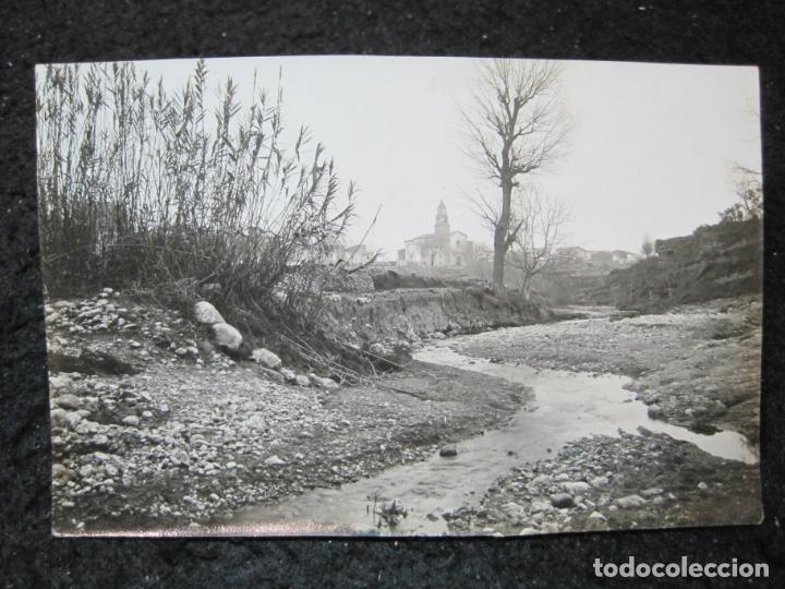 Postais: TORRELLAS DE FOIX-VISTA DE LA RIERA-FOTOGRAFICA SELLO EN SECO ROISIN-POSTAL ANTIGUA-(95.292)