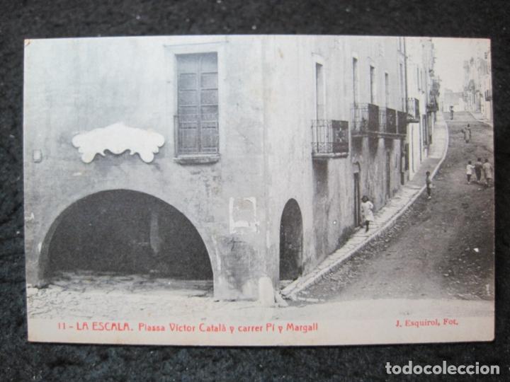 Postales: LA ESCALA-PLA&Ccedil;A VICTOR CATALA Y CARRER PI Y MARGALL-FOTO J.ESQUIROL-11-POSTAL ANTIGUA-(95.562)