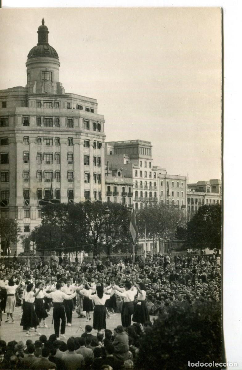Postales: BARCELONA-SARDANAS EN LA PLAZA CATALUNYA-A&Ntilde;OS 50-FOTOGR&Aacute;FICA -RARA