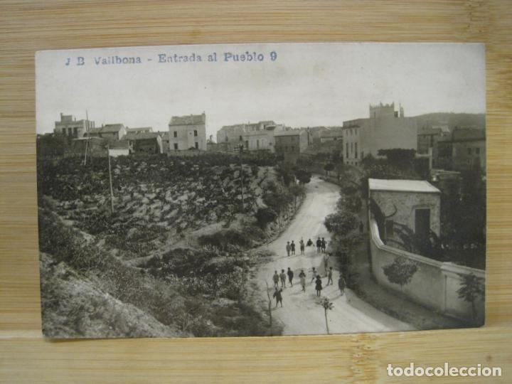 Postales: VALLBONA-ENTRADA AL PUEBLO-J.B. 9-FOTOGRAFICA-POSTAL ANTIGUA-(98.556)