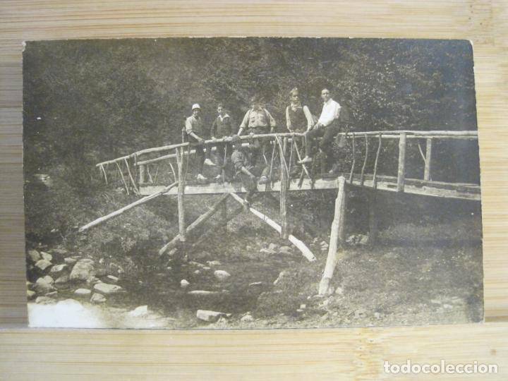 Postais: LUGAR SIN IDENTIFICAR-PUENTE FORMADO POR TRONCOS-FOTOGRAFICA-POSTAL ANTIGUA-(102.599)