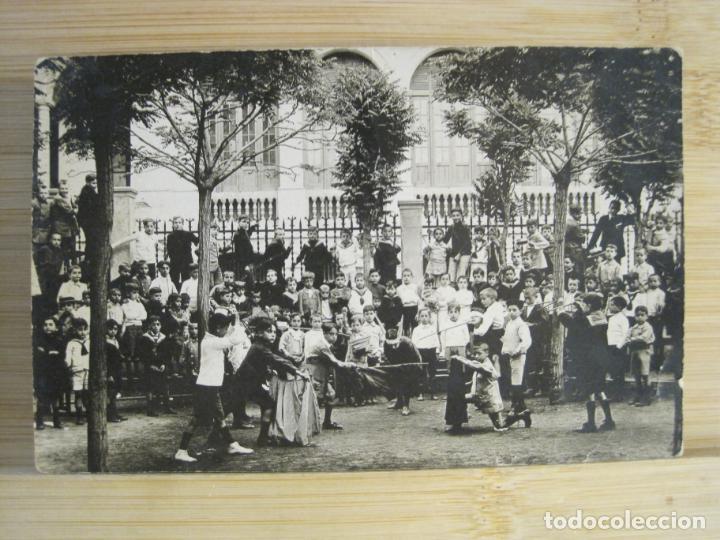 Cartoline: LUGAR SIN IDENTIFICAR-NI&Ntilde;OS EN UN COLEGIO-FOTOGRAFICA-POSTAL ANTIGUA-(102.600)