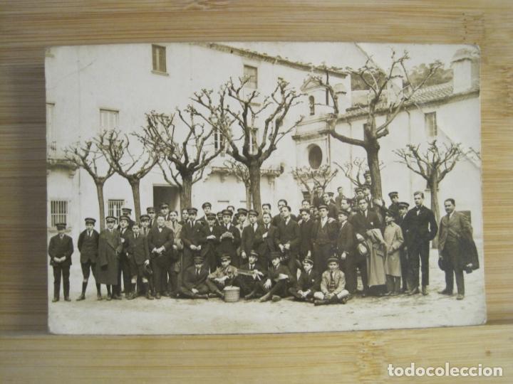 Cartoline: LUGAR SIN IDENTIFICAR-GRUPO UNIFORMADO EN UNA PLAZA-FOTOGRAFICA-POSTAL ANTIGUA-(102.608)