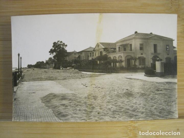 Postais: LUGAR SIN IDENTIFICAR-CASAS AL BORDE LA PLAYA ?-FOTOGRAFICA-POSTAL ANTIGUA-(102.617)