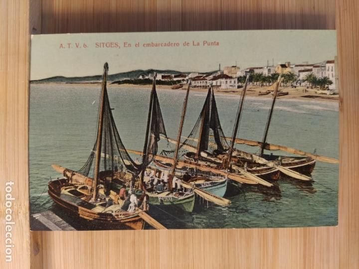 Postales: SITGES-EN EL EMBARCADERO DE LA PUNTA-ATV 6 A.T.V.-POSTAL ANTIGUA-(104.312)
