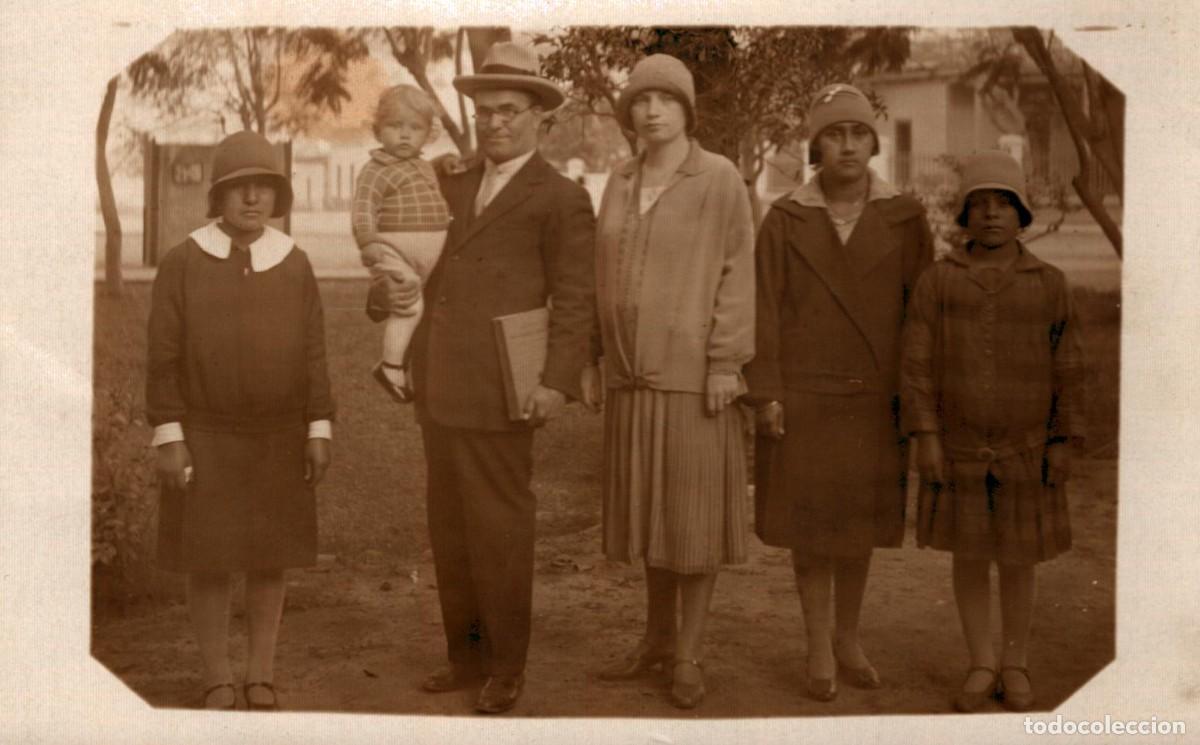 Postales: postal fotogr&aacute;fica familia acomodada sin circular