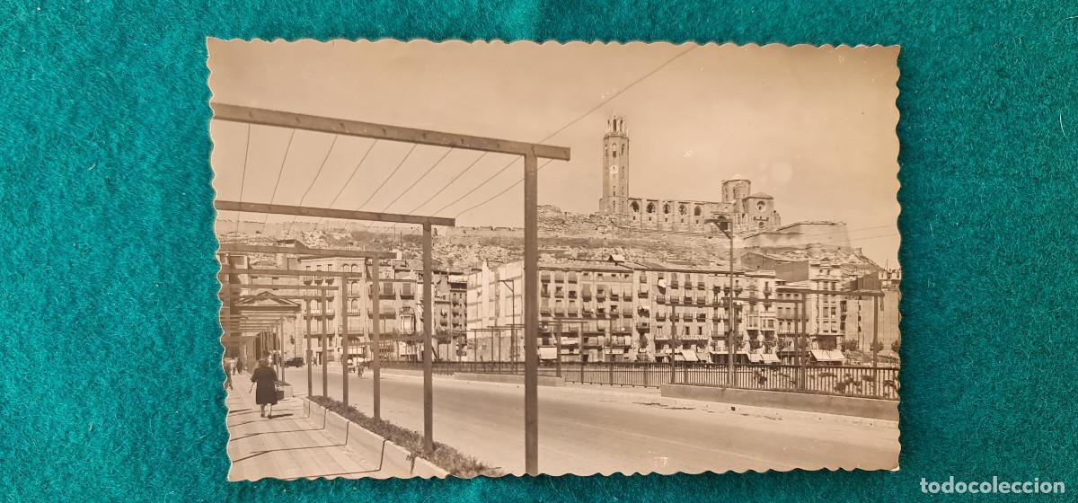 Postales: POSTAL LERIDA (1951) PUENTE SOBRE EL SEGRE Y CATEDRAL - RW