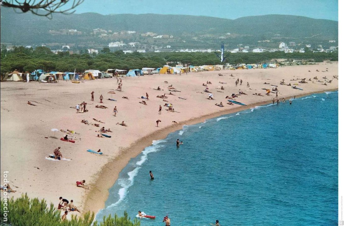 Postales: Playa de Aro. 951 Su gran camping al borde del mar. Foto J. Ubach. Usada con sello. Color