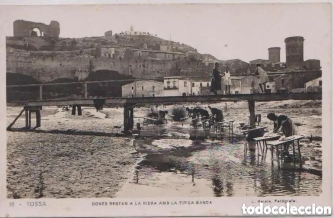 Postales: TOSA DE MAR (GERONA) - DONES RENTAN A LA RIERA AMB LA TIPICA BANCA - L. ROISIN FOT&Oacute;GRAFO