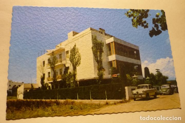 Postales: POSTRAL LLORET DE MAR HOSTAL PITINS.- COCHES CM - Foto 1