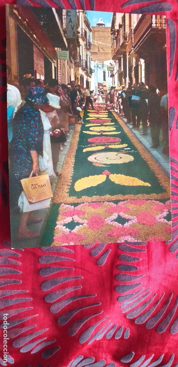 Postales: BARCELONA-RVD-150X105mm.-NO ESCRITA-SITGES-N&ordm;2010-ALFOMBRA DE CORPUS EN LA CALLE MAYOR