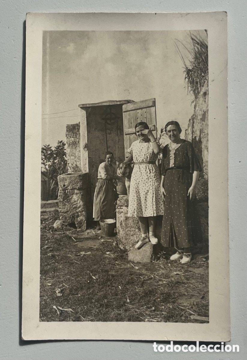 Postales: POSTAL FOTOGR&Aacute;FICA - MUJERES Y PERRO EN UN POZO DE AGUA - A&Ntilde;OS 30