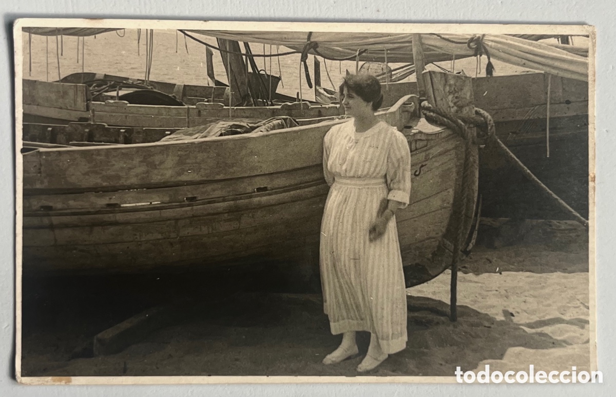 Postcards: POSTAL FOTOGR&Aacute;FICA- CHICA Y BARCA - A&Ntilde;OS 30 - sin circular