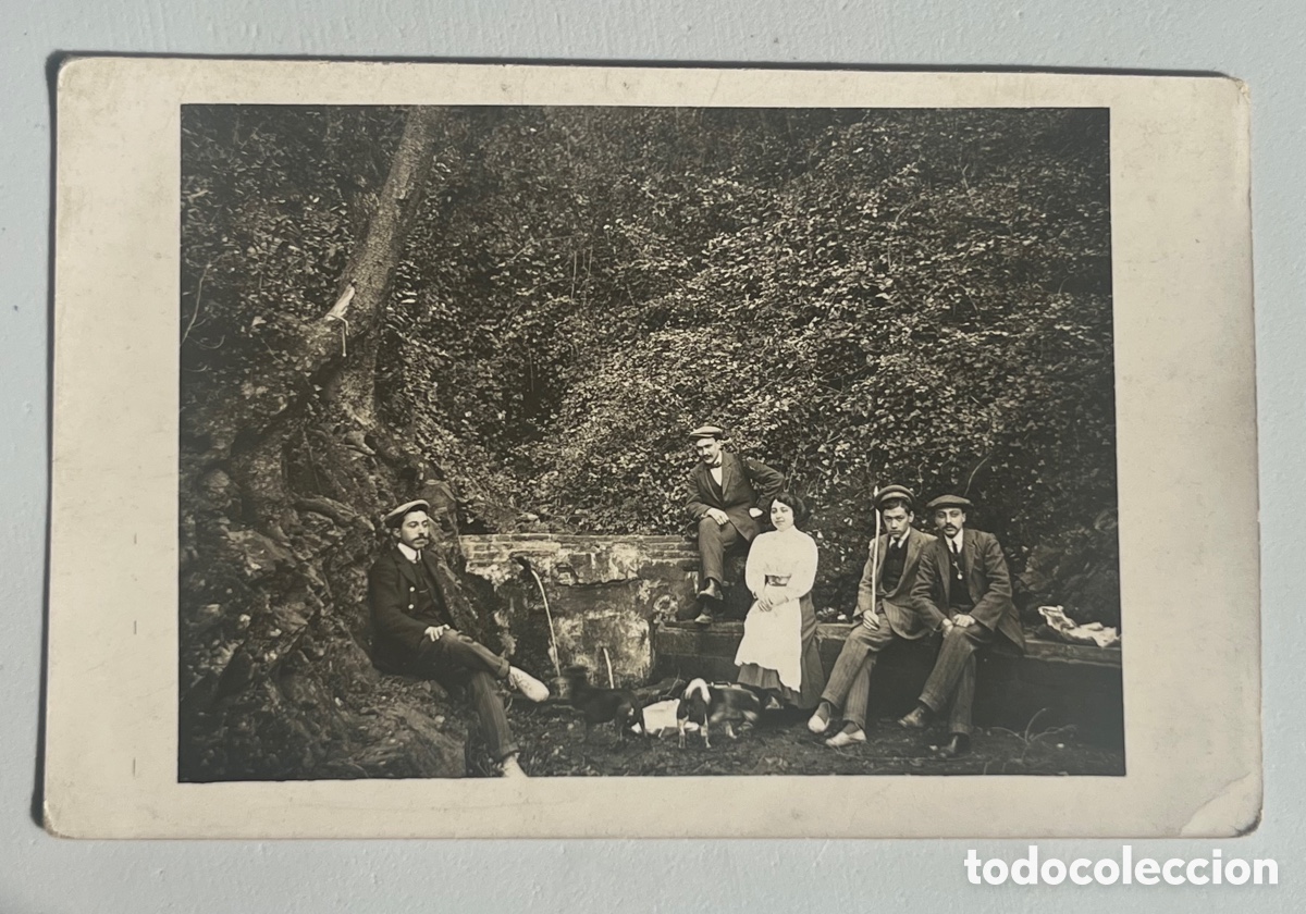 Cartoline: POSTAL FOTOGR&Aacute;FICA:PERSONAJES EN LA FUENTE, DIVENDRES SANT - 14 - 4 - 1911
