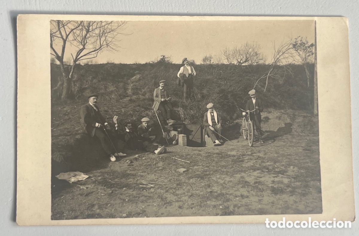 Postales: POSTALFOTOGR&Aacute;FICA: GRUPO DE SE&Ntilde;ORES Y BICICLETA EN LA FUENTE - PRINCIPIOS DEL 1900
