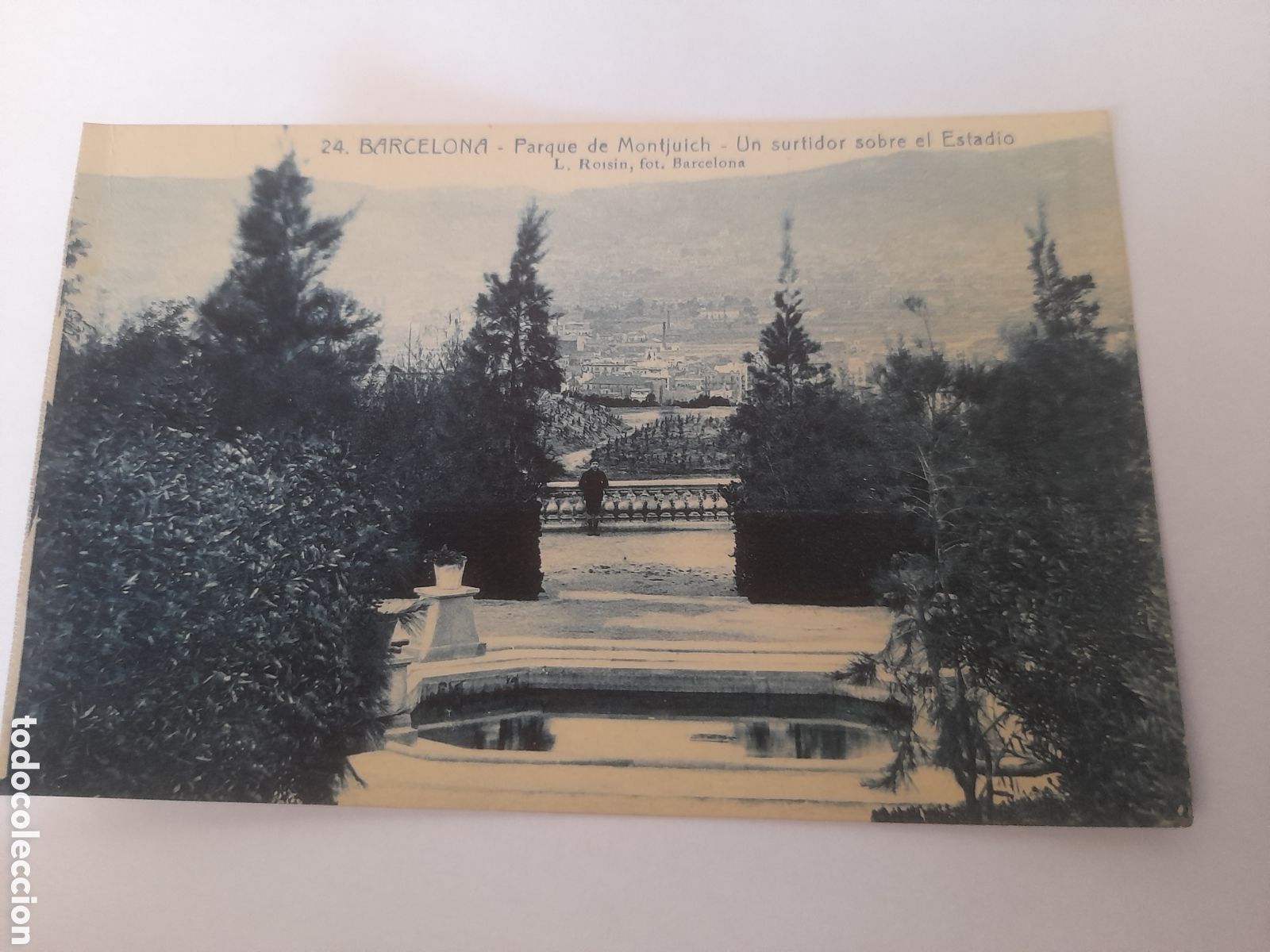 Postales: Antigua postal, Barcelona, Parque de Montjuich, Un surtidor sobre el estadio, Roisin